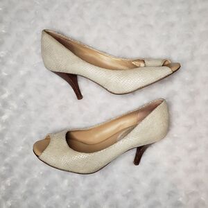 Banana Republic size 8.5M cream snake skin textured heel